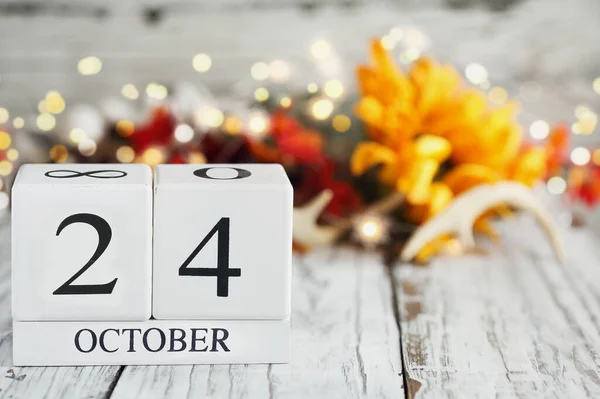 Weiße Holzkalenderblöcke Mit Dem Datum Oktober Und Herbstliche Dekorationen Über — Stockfoto
