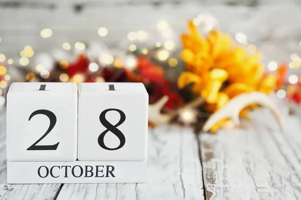Weiße Holzkalenderblöcke Mit Dem Datum Oktober Und Herbstliche Dekorationen Über — Stockfoto