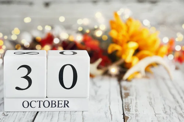 Weiße Holzkalenderblöcke Mit Dem Datum Oktober Und Herbstlicher Dekoration Über — Stockfoto