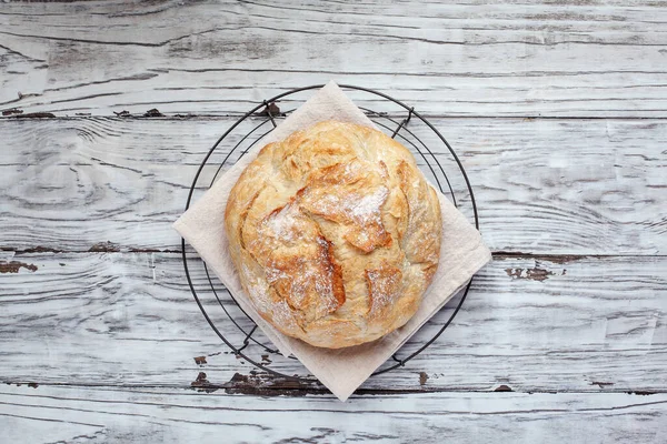 在烘焙架上可以看到新鲜的自制手工面包冷却效果 Flatlay — 图库照片