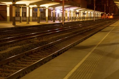 Tren İstasyonu platformu ve parça gece