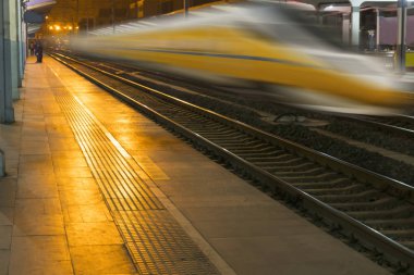 Gece tren tren istasyonu platformu ve bir hız