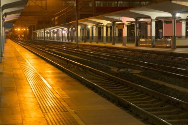 Tren İstasyonu platformu ve parça gece