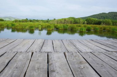 Göl ve orman ahşap zemin bakış açısı