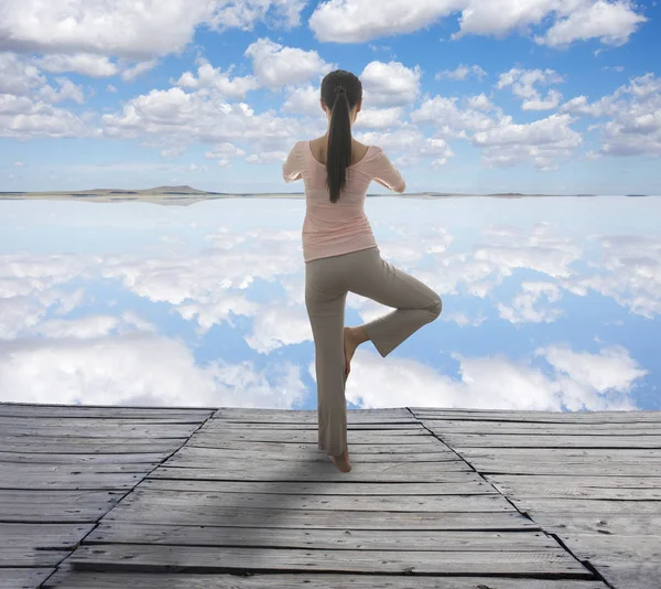 Praktijk Yoga Meisje Rand Van Het Water — Stockfoto