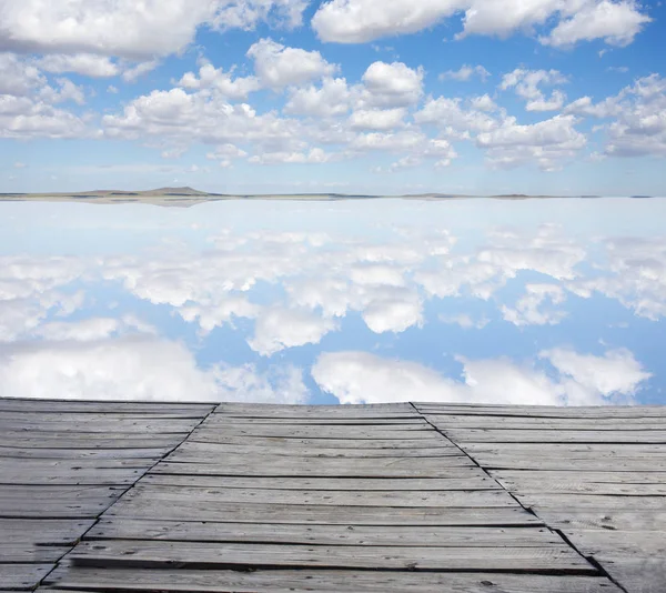 Drewna Chodnika Dla Pieszych Park Tle Biały Błękitne Niebo Chmury — Zdjęcie stockowe