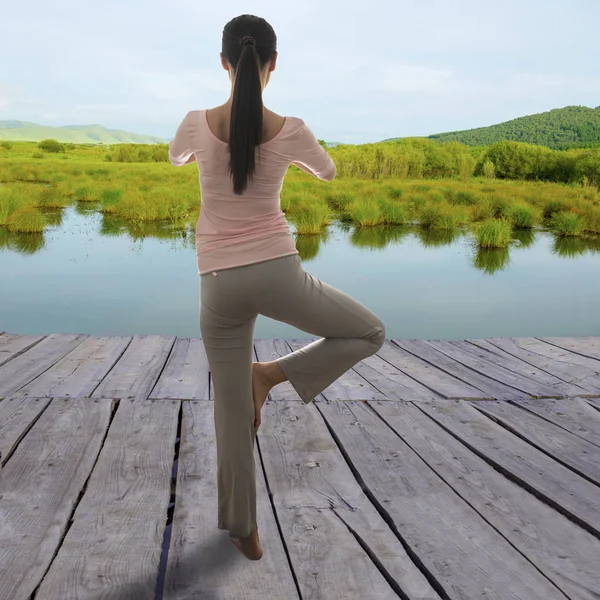 Practica Yoga Chica Borde Del Agua —  Fotos de Stock
