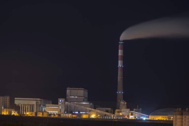 Gece ışık ve parlak fabrikada