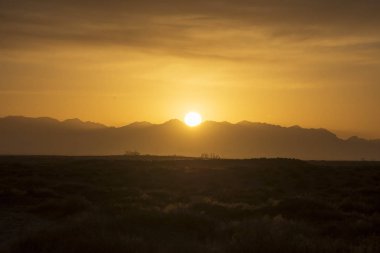 Dağ Güneş doğuyor. Helan dağ, Inner Mongolia, China