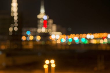 Geceleri, şehrin sokakları aydınlık..