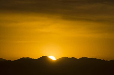 Gün doğumunda zirvede güzel sabah parıltısı.