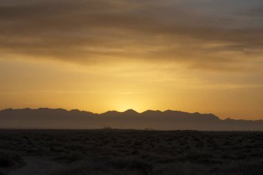 Gün doğumunda zirvede güzel sabah parıltısı.