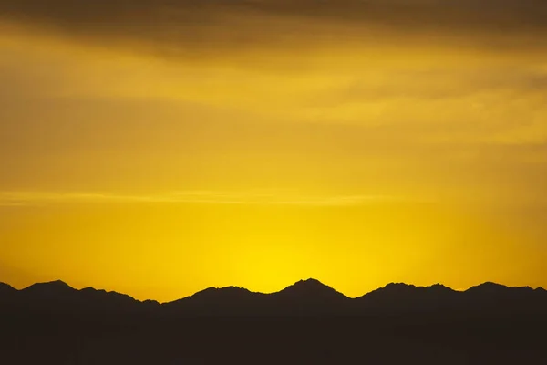 Hermosa mañana resplandor en el pico al amanecer . — Foto de Stock