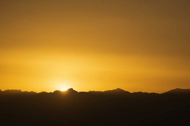 Güneş helan tepeüzerinde baktı.