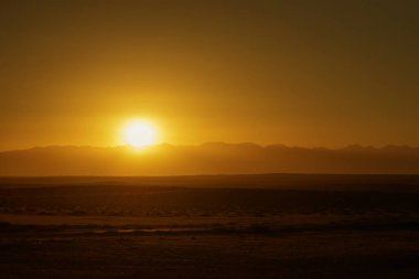 Güneş helan tepeüzerinde baktı.