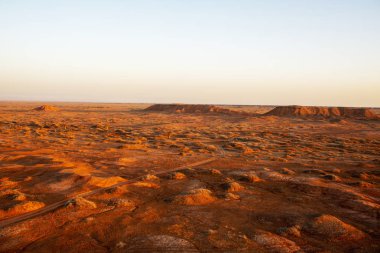 Gün doğumunda altın çöller ve tepeler.