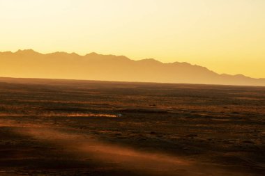 Suvs sabahın erken saatlerinde engin gobi çöl boyunca sürücü