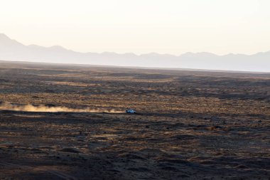 Suvs sabahın erken saatlerinde engin gobi çöl boyunca sürücü