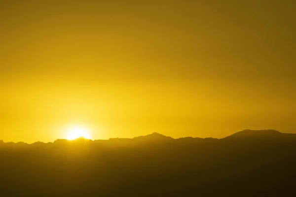 El sol se asomó sobre el pico Hellan . — Foto de Stock