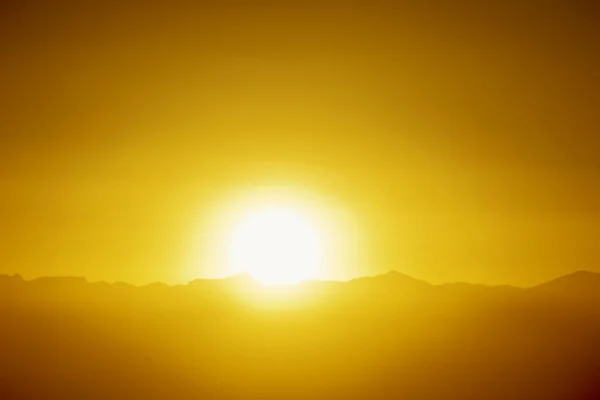 El sol se asomó sobre el pico Hellan . — Foto de Stock