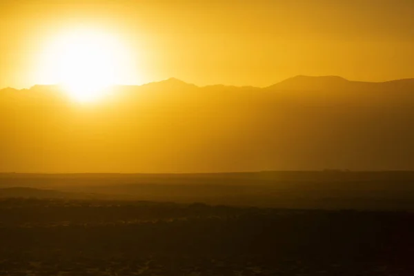 El sol se asomó sobre el pico Hellan . — Foto de Stock