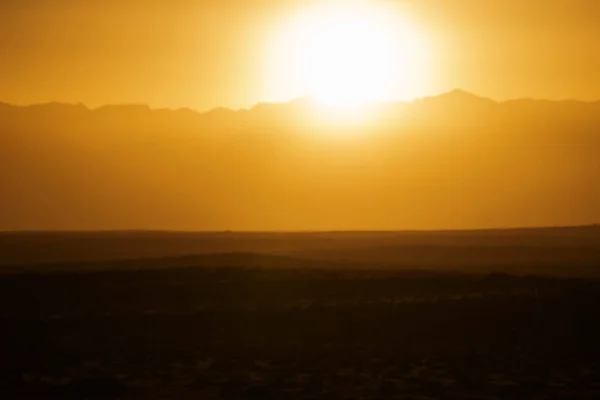 El sol se asomó sobre el pico Hellan . — Foto de Stock