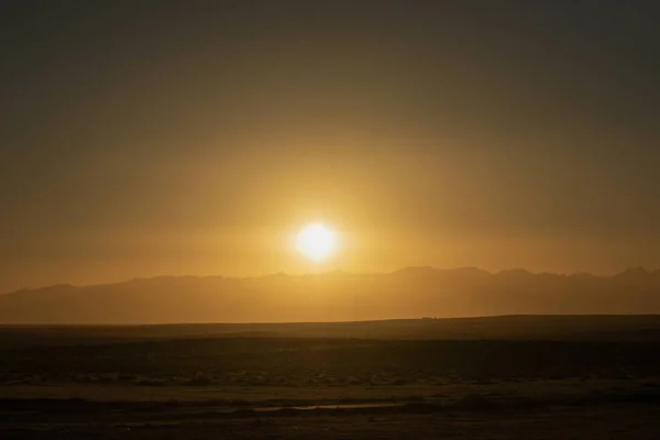 El sol se asomó sobre el pico Hellan . — Foto de Stock