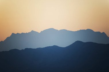 Sisli zirveler gün batımındaydı.