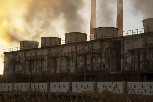 Steam from the old factory in the sunset sun. — Stock Photo, Image