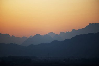 Sisli zirveler gün batımındaydı.