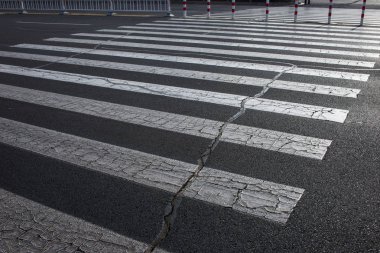 Kuru ve çatlak zebra geçiş ve asfalt kaldırım