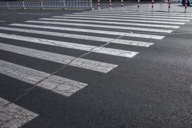 Kuru ve çatlak zebra geçiş ve asfalt kaldırım