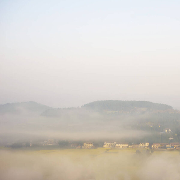 Горная деревня в утреннем тумане
