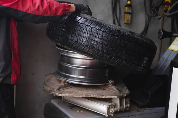 Tire repair at repair factory — Stock Photo, Image