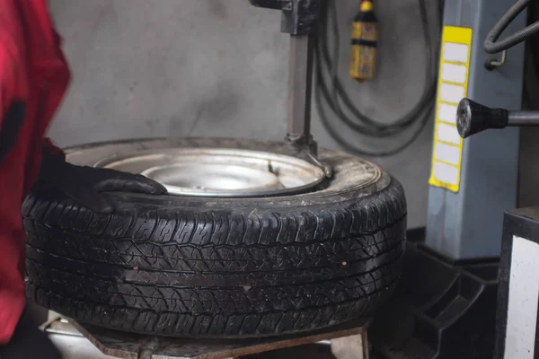 Tire repair at repair factory — Stock Photo, Image