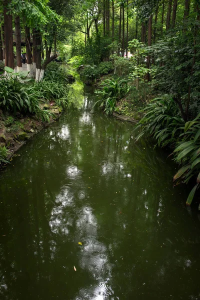 La lluvia cayó sobre el río — Foto de Stock