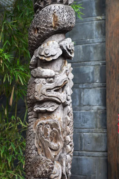 Tradicional chinês madeira escultura dragão — Fotografia de Stock