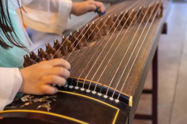 Çin zither oynamak