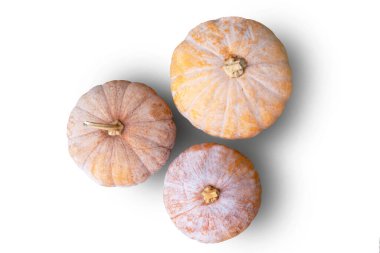 Beyaz arka planda izole edilmiş üç balkabağı..