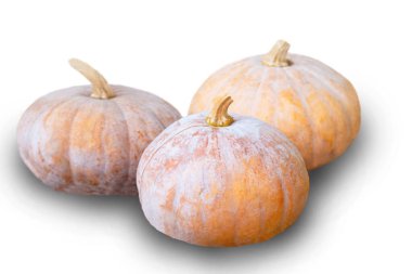 Beyaz arka planda izole edilmiş üç balkabağı..