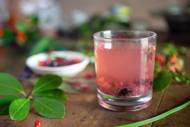 Taze meyve suyu ve yabanmersini..