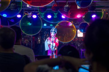 İnsanlar Datang City 'de hiç uyumayan opera gösterileri izler. Xian Şehri, Çin. 11 Eylül 2020.