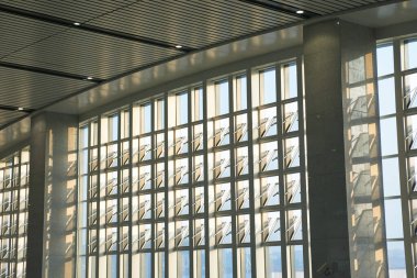 Sichuan, Yibin Tren İstasyonu 'ndaki pencere camı.