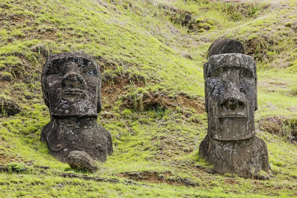 石像的智利复活节岛上的 Rano Raruku 火山斜坡上的拉帕努伊国家公园 — 图库照片