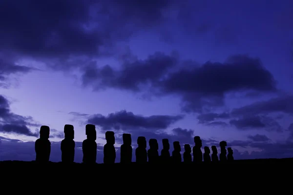 Silhouette Von Ahu Tongariki Bei Sonnenaufgang Auf Der Osterinsel lizenzfreie Stockbilder