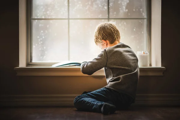 Junge Liest Buch Fenster — Stockfoto