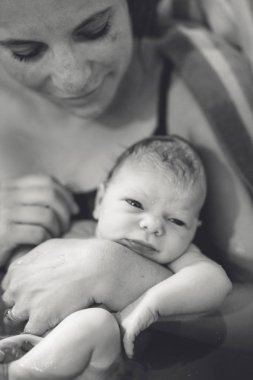 Yeni doğan bebek anne kollarında