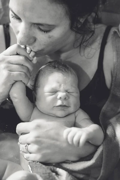 Moeder Bedrijf Mooie Pasgeboren Baby — Stockfoto