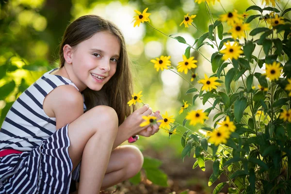 Mooi Klein Meisje Plukken Bloemen — Stockfoto