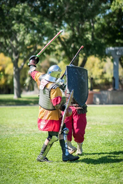 Schwertkampf Mit Rittern Der Mittelalterlichen Renaissance — Stockfoto